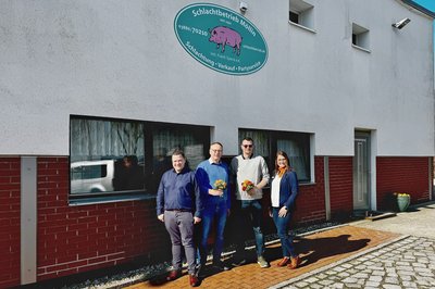 Bissa,Speck,Langpap,Klingenberg vor Gebäude_breit_1440x960